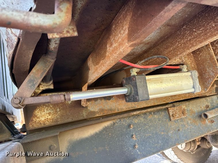 image for item IU9054 1998 International 2554  dump truck