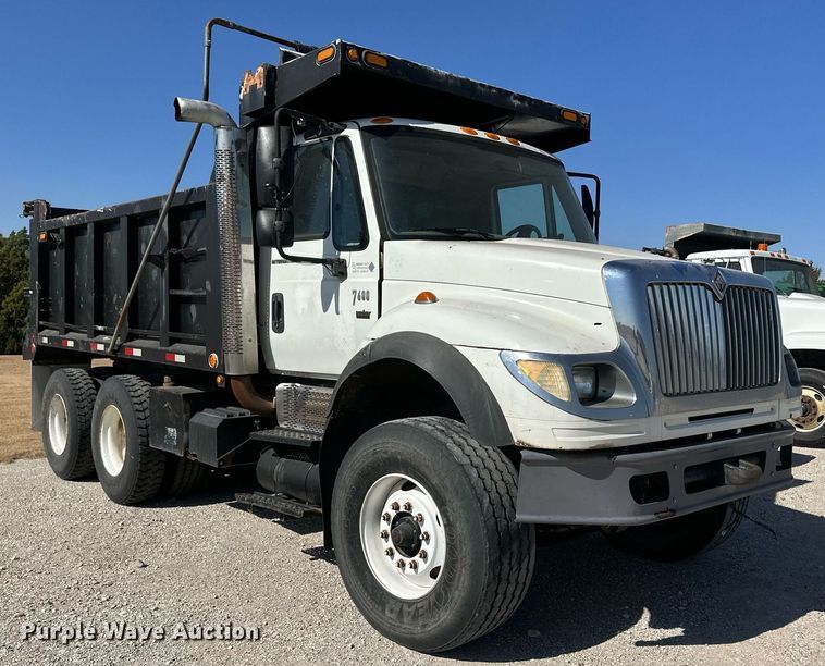 image for item IU9056 2005 International 7600  dump truck