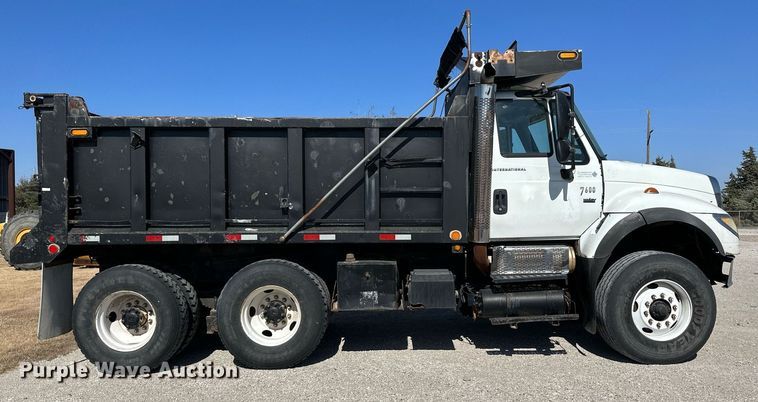 image for item IU9056 2005 International 7600  dump truck