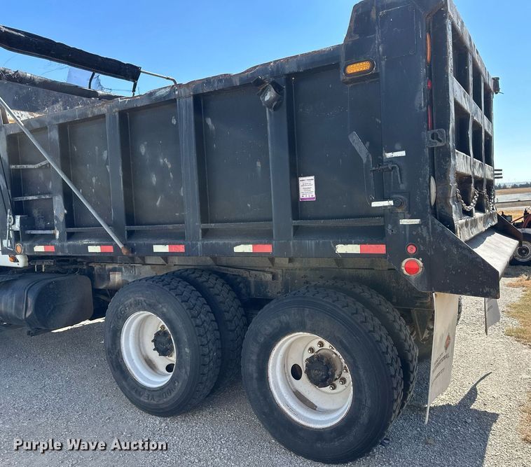 image for item IU9056 2005 International 7600  dump truck