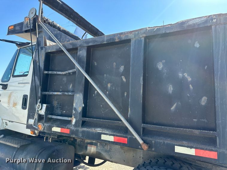 image for item IU9056 2005 International 7600  dump truck