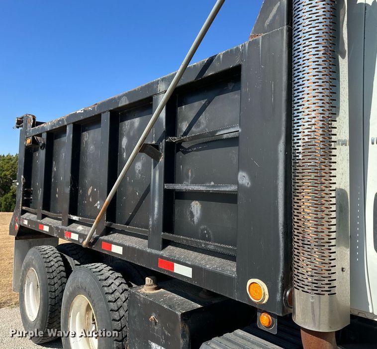 image for item IU9056 2005 International 7600  dump truck