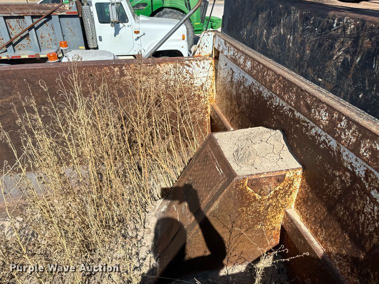 image for item IU9056 2005 International 7600  dump truck