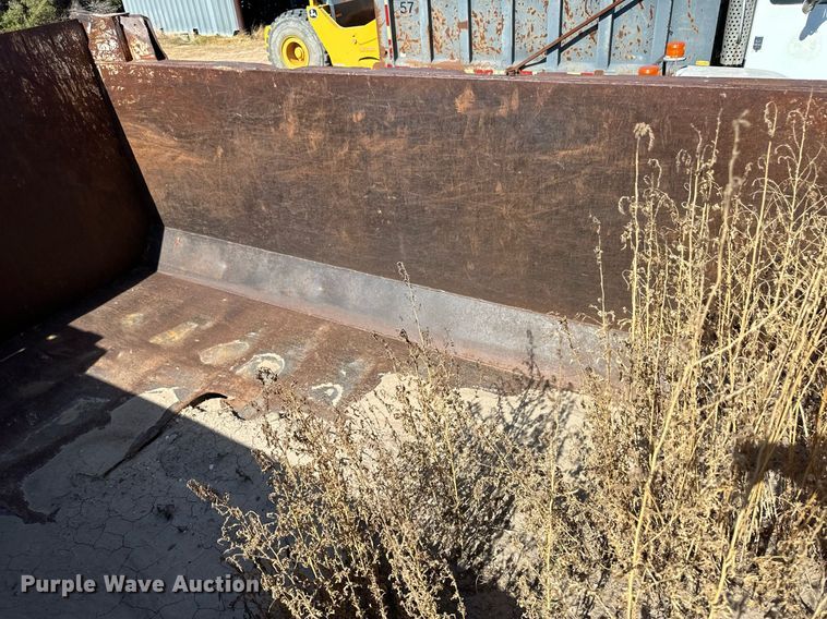 image for item IU9056 2005 International 7600  dump truck