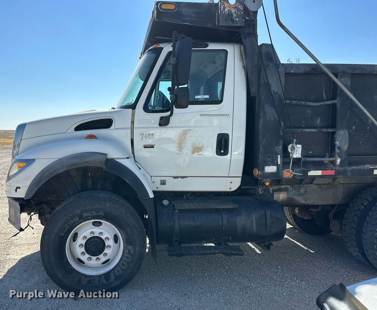 image for item IU9056 2005 International 7600  dump truck