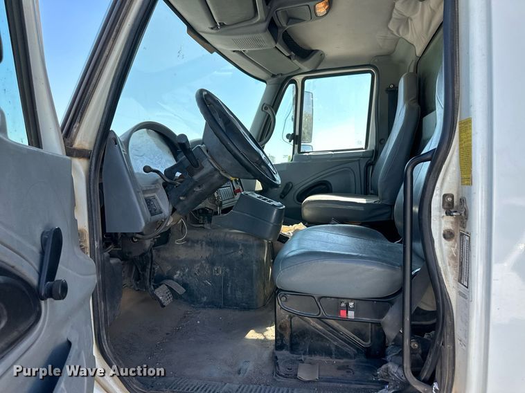 image for item IU9056 2005 International 7600  dump truck