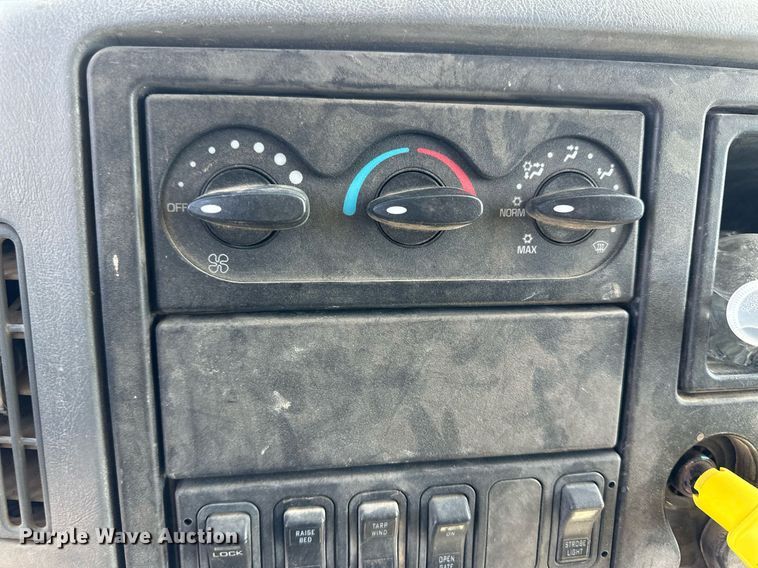 image for item IU9056 2005 International 7600  dump truck