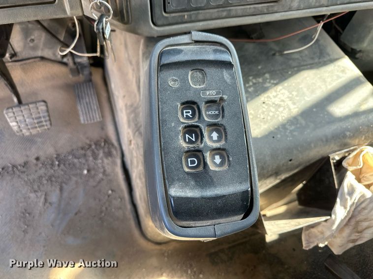 image for item IU9056 2005 International 7600  dump truck