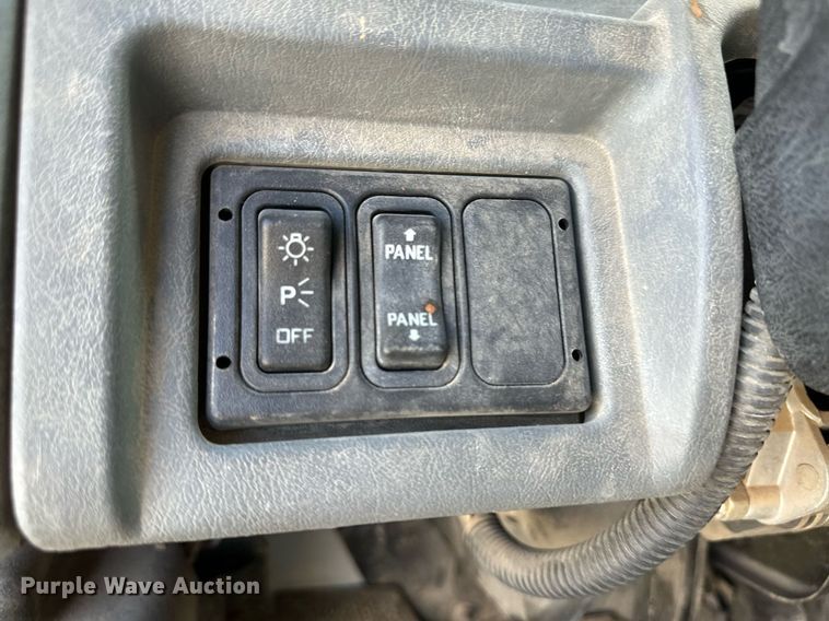 image for item IU9056 2005 International 7600  dump truck