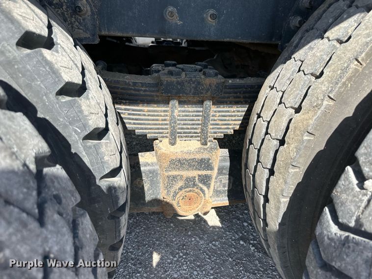 image for item IU9056 2005 International 7600  dump truck