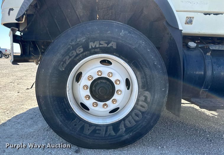 image for item IU9056 2005 International 7600  dump truck