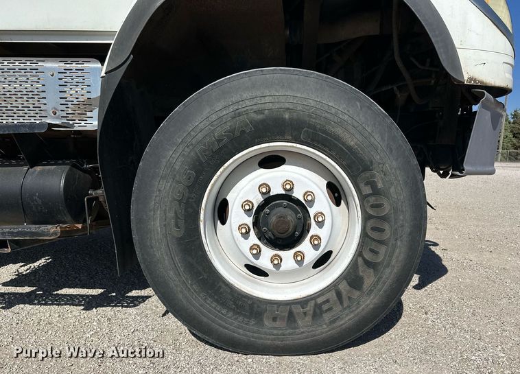 image for item IU9056 2005 International 7600  dump truck