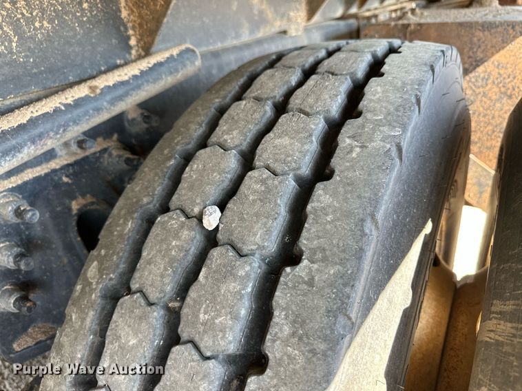 image for item IU9056 2005 International 7600  dump truck