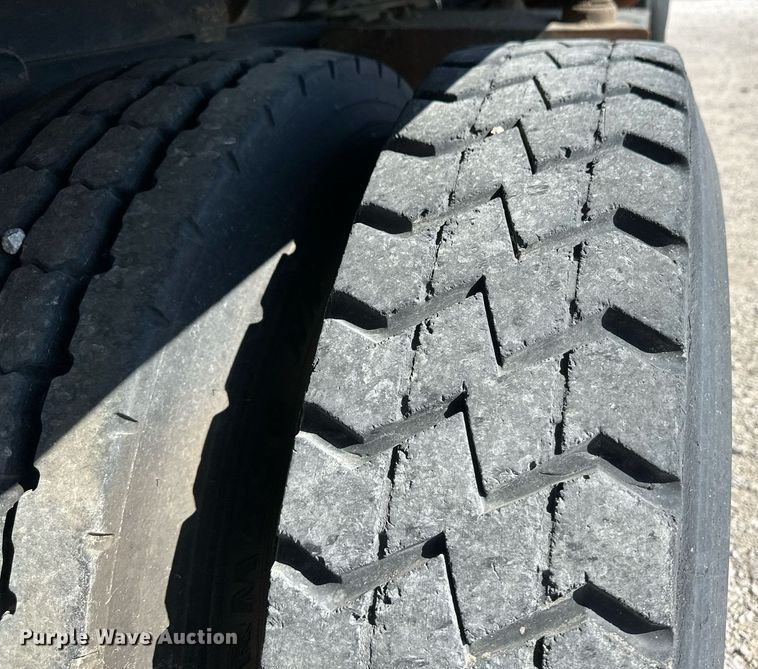 image for item IU9056 2005 International 7600  dump truck