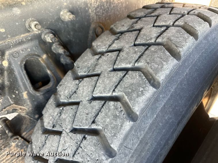 image for item IU9056 2005 International 7600  dump truck