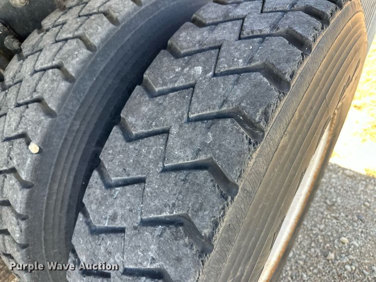 image for item IU9056 2005 International 7600  dump truck