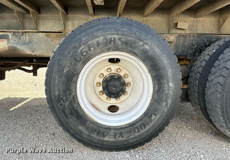 image for item IU9056 2005 International 7600  dump truck