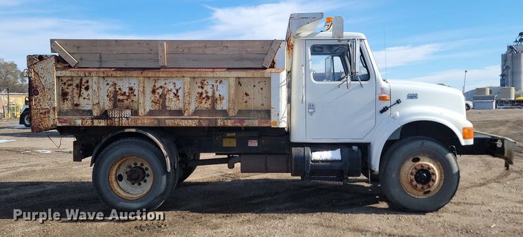 image for item JG9656 2001 International 4900  dump truck