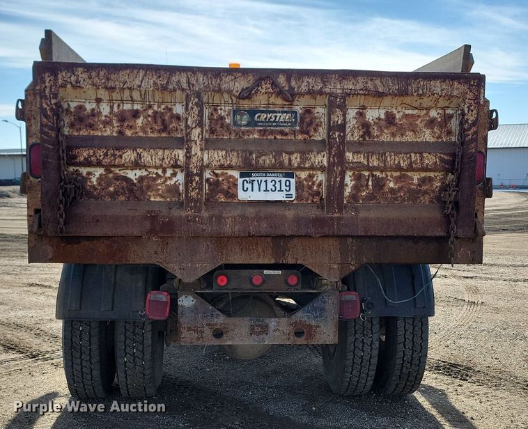 image for item JG9656 2001 International 4900  dump truck