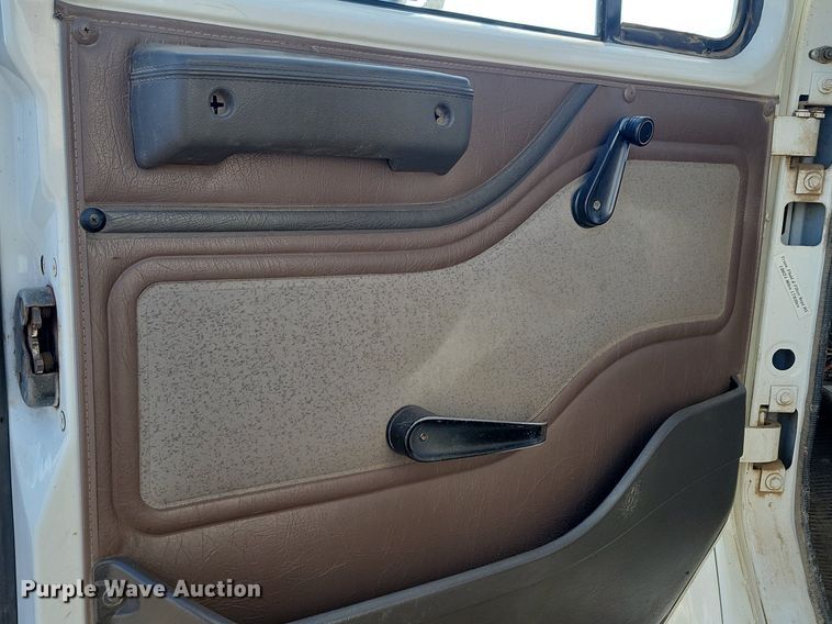 image for item JG9656 2001 International 4900  dump truck