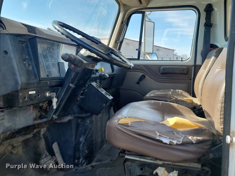 image for item JG9656 2001 International 4900  dump truck