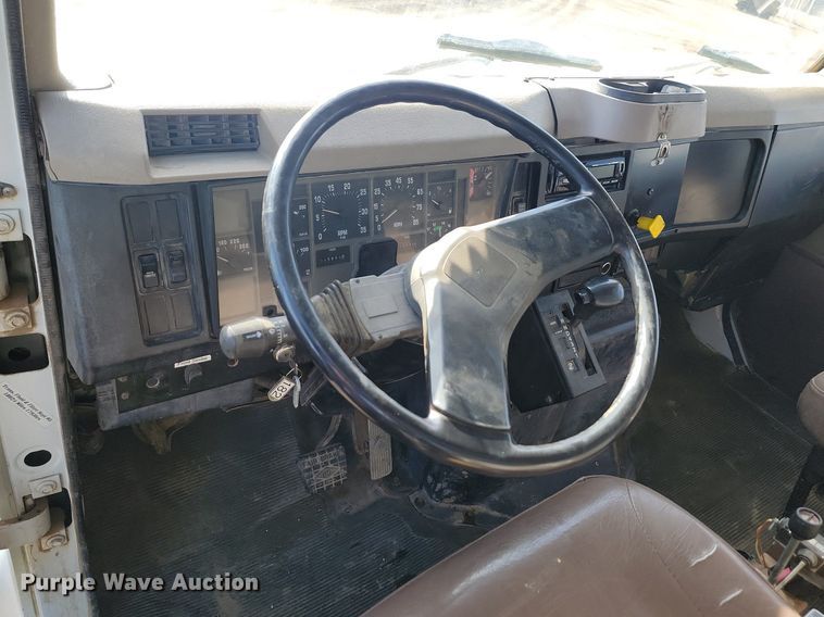 image for item JG9656 2001 International 4900  dump truck