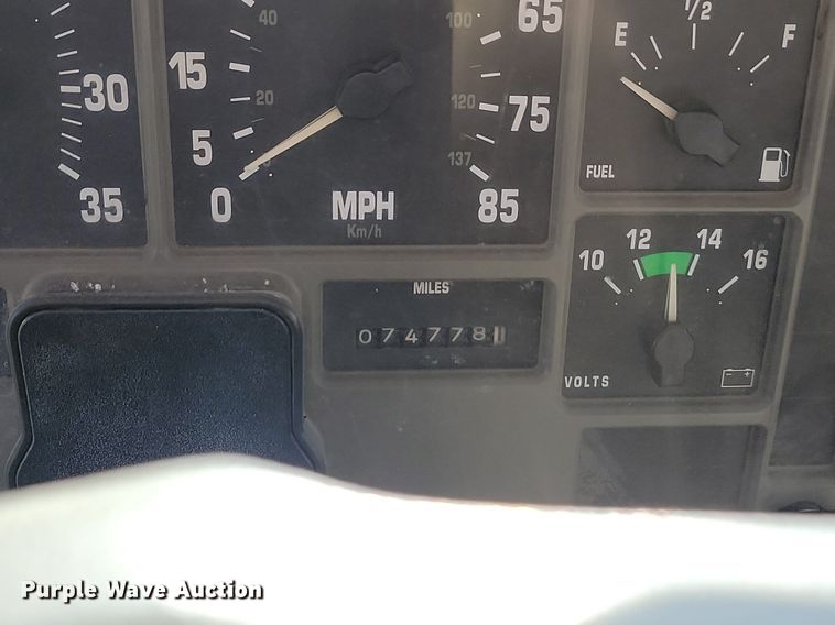 image for item JG9656 2001 International 4900  dump truck