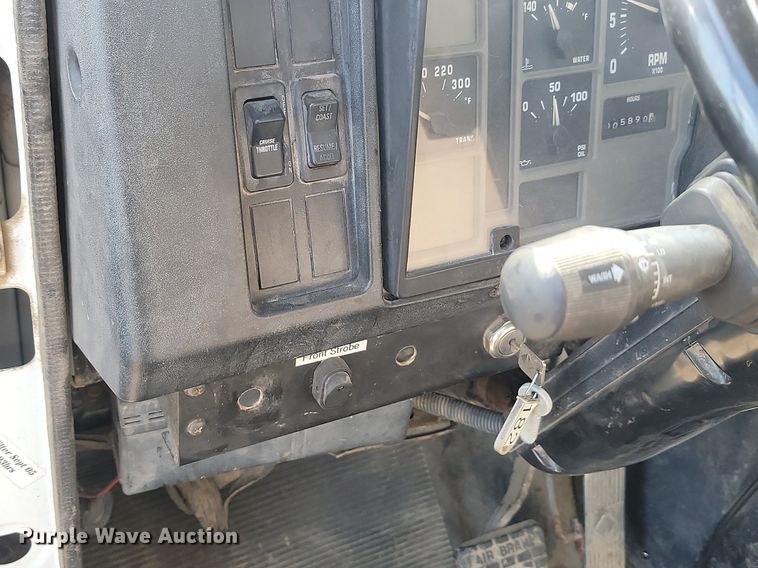 image for item JG9656 2001 International 4900  dump truck