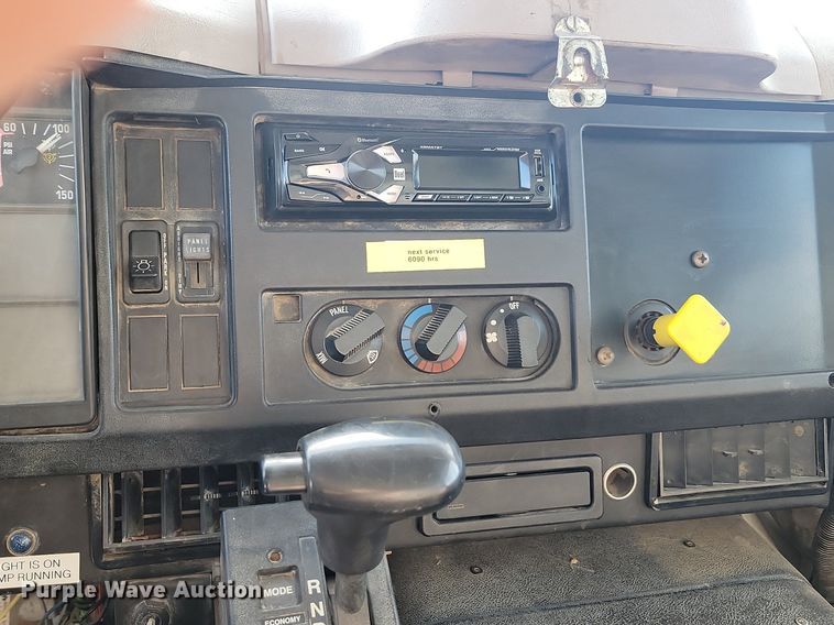 image for item JG9656 2001 International 4900  dump truck