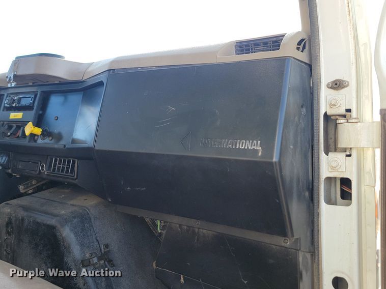 image for item JG9656 2001 International 4900  dump truck