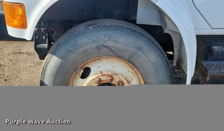 image for item JG9656 2001 International 4900  dump truck