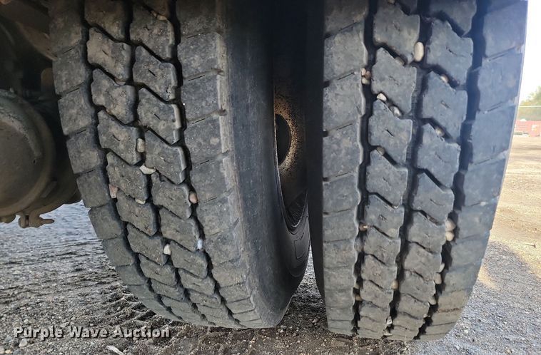 image for item JG9656 2001 International 4900  dump truck