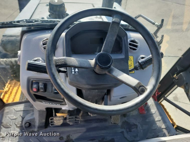 image for item JG9657 2014 Volvo BL70B  backhoe