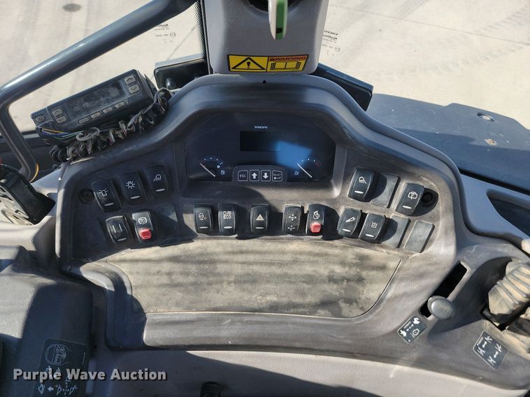 image for item JG9657 2014 Volvo BL70B  backhoe