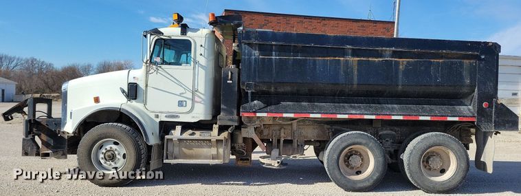 image for item LO9933 2003 Freightliner FLD112  dump truck