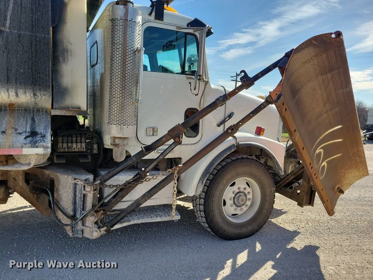 image for item LO9933 2003 Freightliner FLD112  dump truck