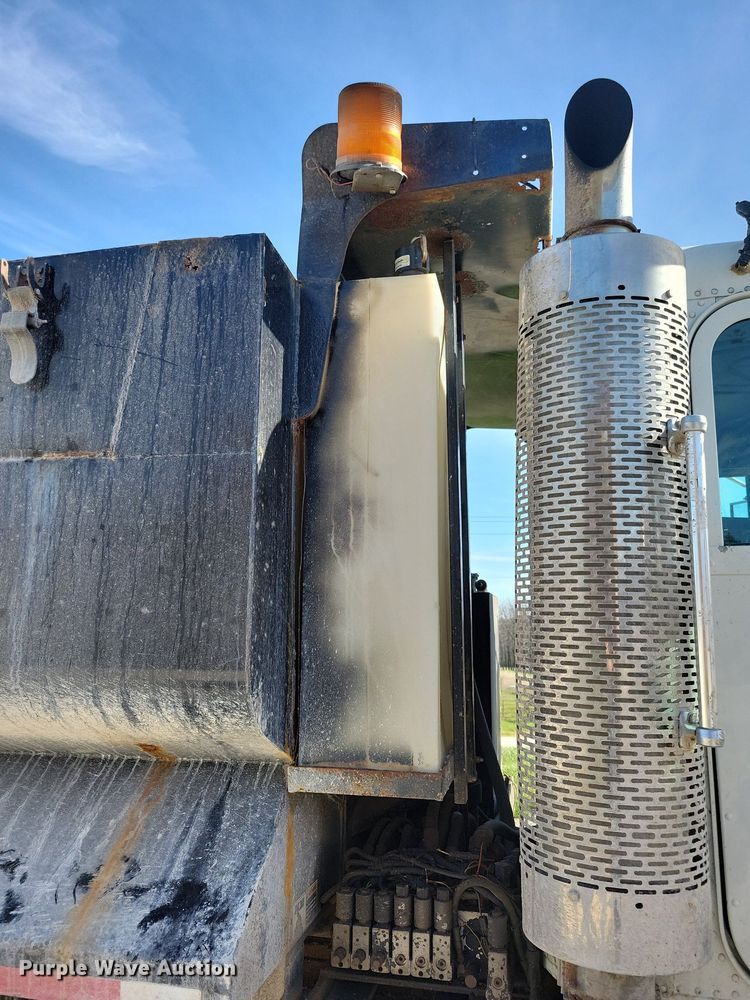 image for item LO9933 2003 Freightliner FLD112  dump truck