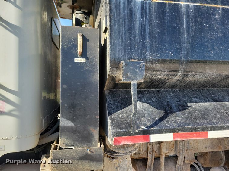 image for item LO9933 2003 Freightliner FLD112  dump truck