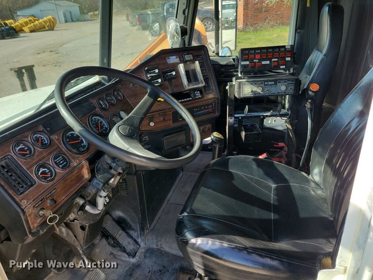 image for item LO9933 2003 Freightliner FLD112  dump truck