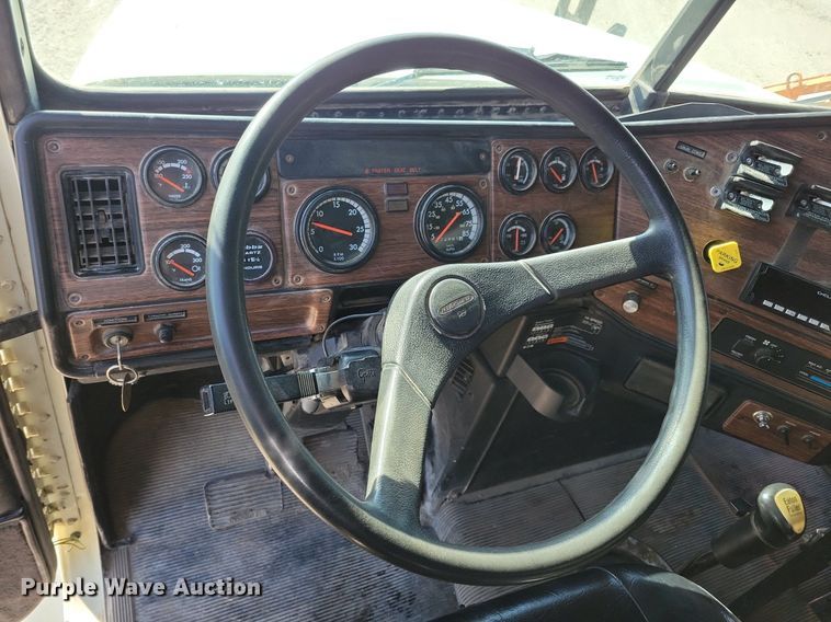 image for item LO9933 2003 Freightliner FLD112  dump truck