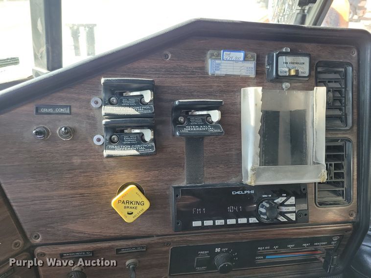 image for item LO9933 2003 Freightliner FLD112  dump truck