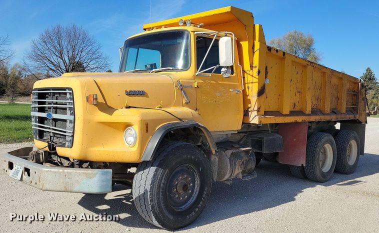 image for item LO9936 1988 Ford LTS9000  dump truck