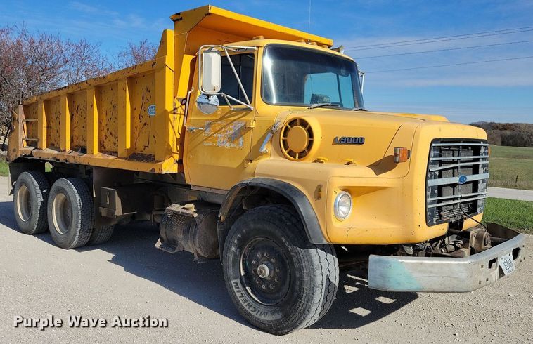 image for item LO9936 1988 Ford LTS9000  dump truck