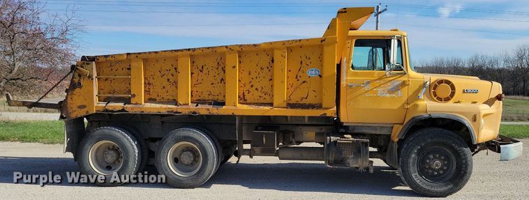 image for item LO9936 1988 Ford LTS9000  dump truck