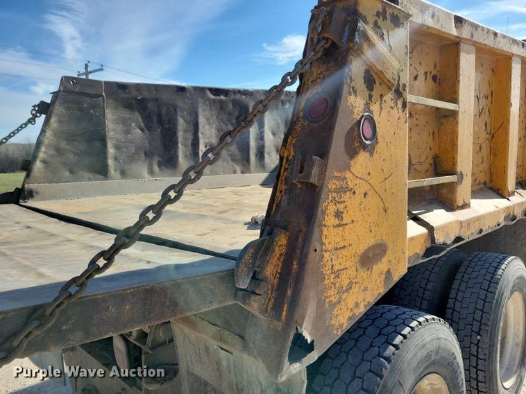 image for item LO9936 1988 Ford LTS9000  dump truck