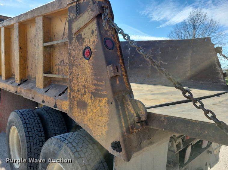 image for item LO9936 1988 Ford LTS9000  dump truck