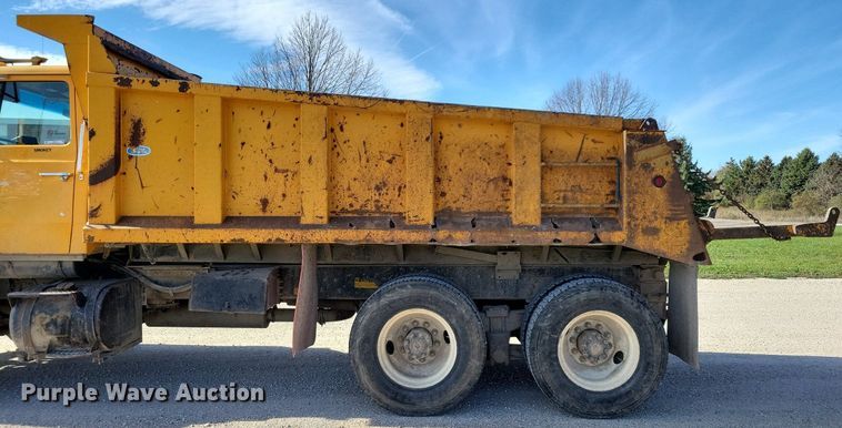 image for item LO9936 1988 Ford LTS9000  dump truck