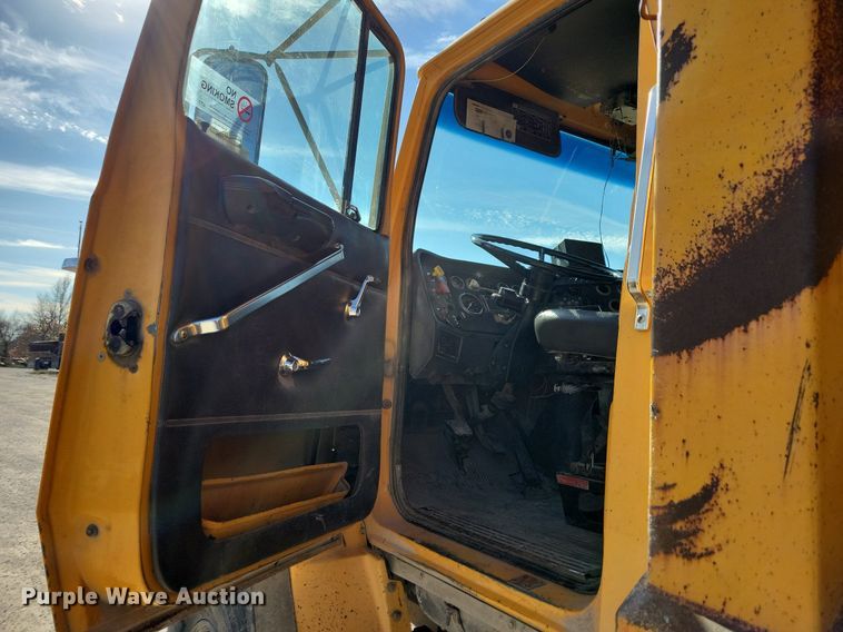 image for item LO9936 1988 Ford LTS9000  dump truck