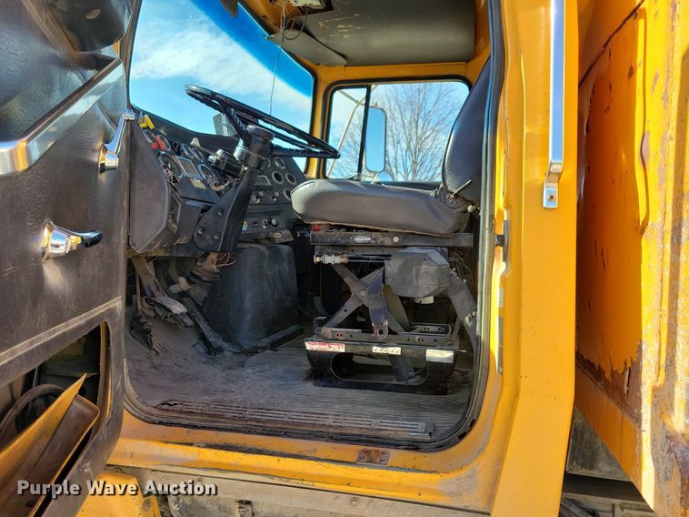 image for item LO9936 1988 Ford LTS9000  dump truck