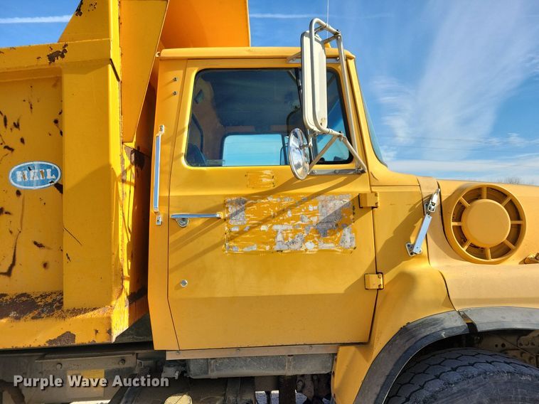 image for item LO9936 1988 Ford LTS9000  dump truck